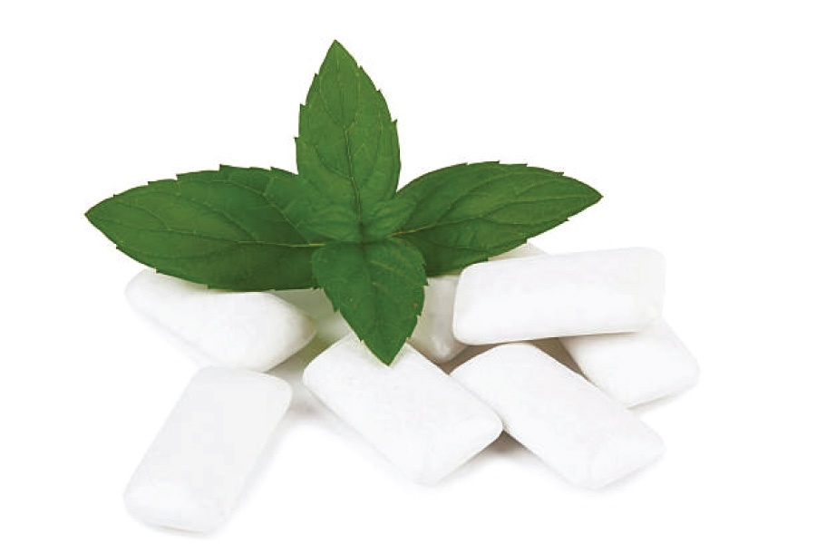 Xylitol gum with mint leaves